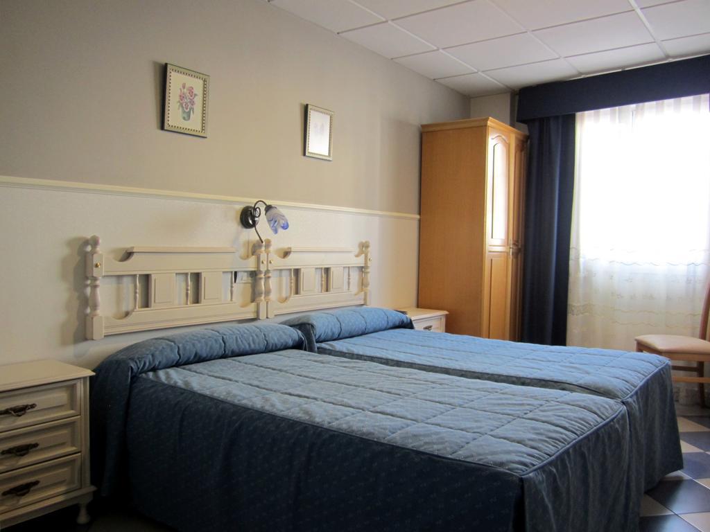Hostal Linares Ribadeo Room photo