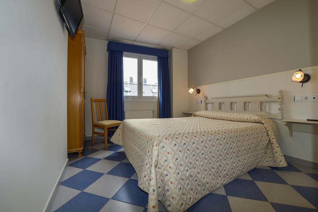 Hostal Linares Ribadeo Exterior photo